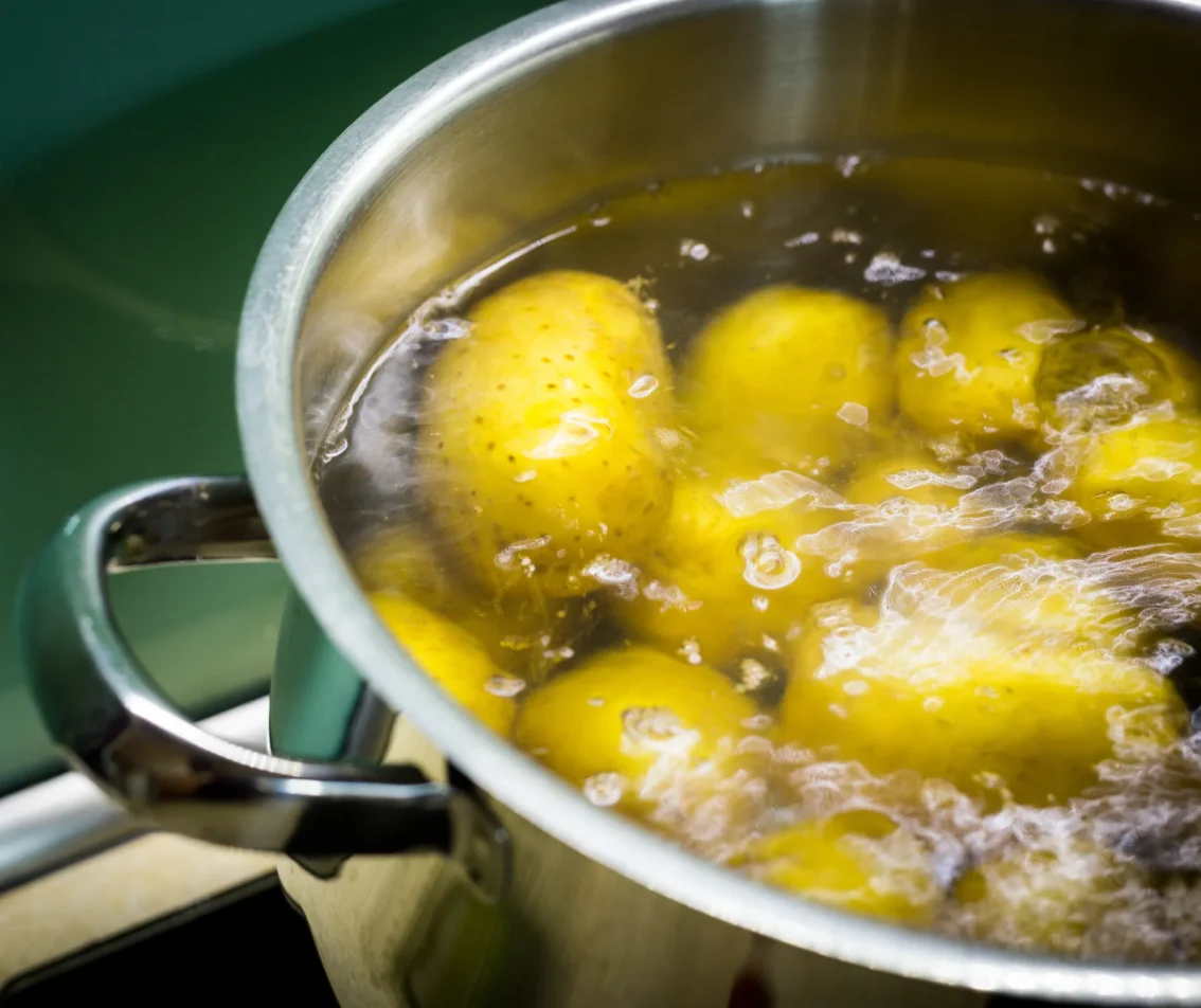 Aardappelen in een pot kokend water