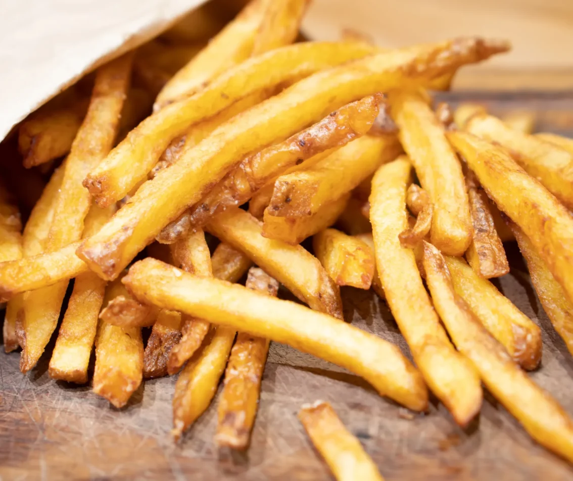 Gouden frieten in een papieren zak