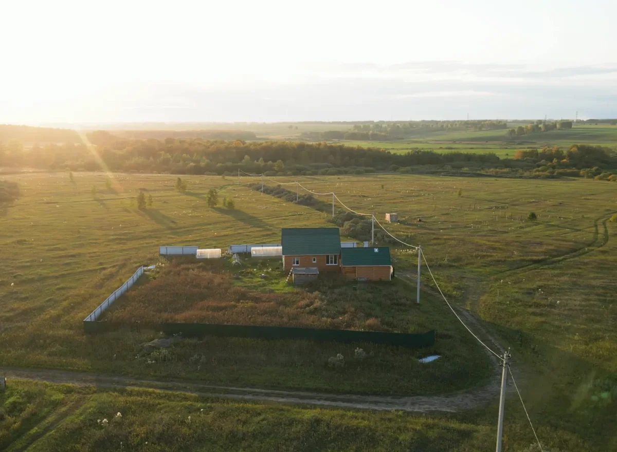 Polderlandschap met een boerderij bij zonsondergang